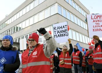 SuPerin puheenjohtaja Silja Paavola (vas) ja Tehyn puheenjohtaja Millariikka Rytkönen sanovat hallituksen valmistelevan naisiin kohdistuvaa pakkotyölakia.