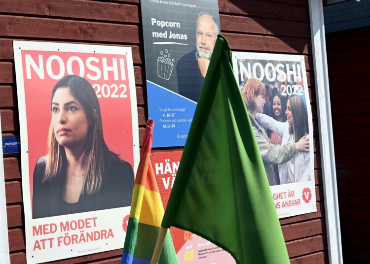 Vänsterpartiet kampanjoi valtiopäivävaaleissa Nooshi Dadgostarin nimellä ja kasvoilla.