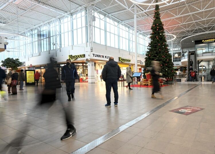 Muun muassa kaupan alan työehtosopimuksista neuvotteleva PAM hakee jäsenilleen 200 euron palkankorotusta.