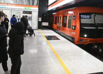 Joukkoliikenteessä sairauspoissaolot ovat lisääntyneet koronan lisäksi myös uupumuksen vuoksi, sanotaan JHL:n vasemmiston tiedotteessa.