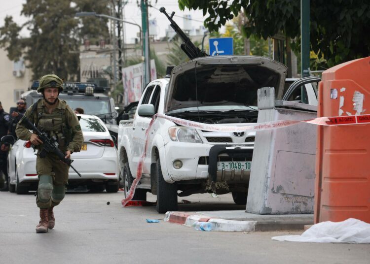 Israelilainen sotilas Sderotin kaupungissa lauantaina 7. lokakuuta.