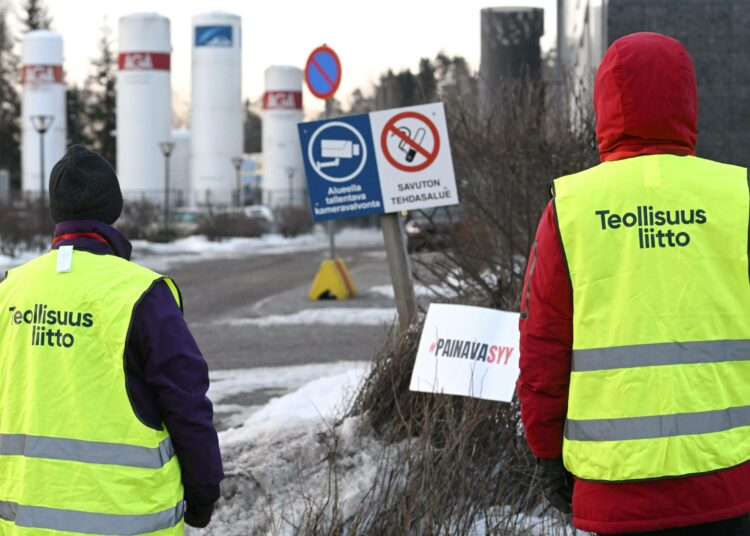 SAK jatkaa hallituksen työelämä- ja sosiaaliturvaheikennyksiä vastaan kohdistettuja poliittisia lakkoja viikolla.