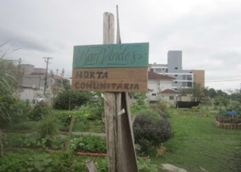 Ribeirãon kaupunginosan yhteisöpuutarha Brasilian Santa Catarinan osavaltion pääkaupungissa Florianopolisissa. Kaupungissa on yli 150 samantapaista yhteisöpuutarhaa, joiden komposteihin kaupunkilaisten eloperäiset jätteet päätyvät.