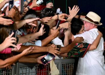 Lula da Silva tapasi kannattajiaan uudelleenvalintansa jälkeen.