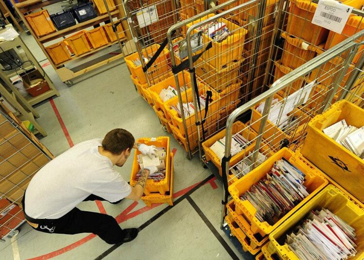 Itella aikoo keskittää toiminnan neljään postikeskukseen. Kuva Helsingin postikeskuksesta.