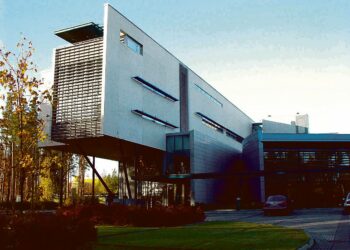 Kirjoittaja toivoo pohjoisen yliopistoilta enemmän yhteistyötä. Kuvassa Oulun yliopiston päärakennus.