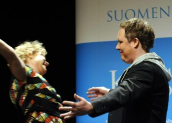 Kirjailija Mikko Rimmistä onnittelemassa voittajan valinnut kulttuuritoimittaja Minna Joenniemi.
