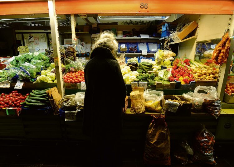 Vihannesten ja juuresten alkuperää kysellään Hakaniemen Kauppahallissa yhä useammin.