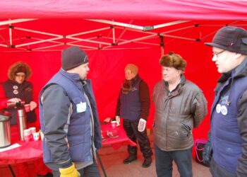 Takavuosien painonnostaja, palomies Heikki Pumperi (2.oikealta) kävi jututtamassa kovassa pakkasessa kampanjoinutta Juhoa Kauttoa (2. vasemmalta). Kuvassa lisäksi tukijoukoista Hannele Hult, Helena Tammelin ja vaalipäällikkö Jarkko Kaukometsä (oik.).