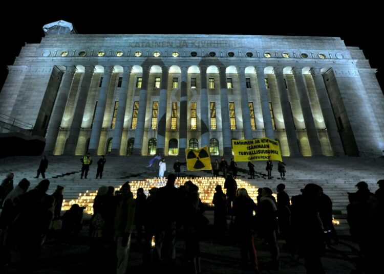 Noin 2000 henkeä kokoontui tiistaina illansuussa Eduskuntatalon edustalle kynttilämielenosoitukseen ydinvoimaa vastaan .