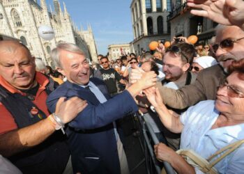 Giuliano Pisapia tervehtii kannattajiaan vaalituloksen selvittyä. Pisapia löi selvällä erolla Berlusconin leirin ehdokkaan Milanon pormestarinvaaleissa.