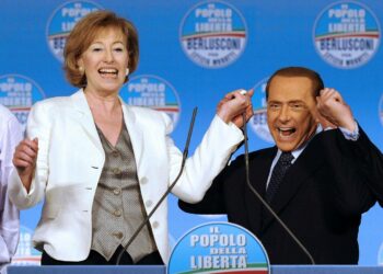 Pääministeri Silvio Berlusconi ja Milanon pormestarinpaikan menettänyt Letizia Moratti. Ilmeistä näkee, että kuva on otettu ennen vaaleja.