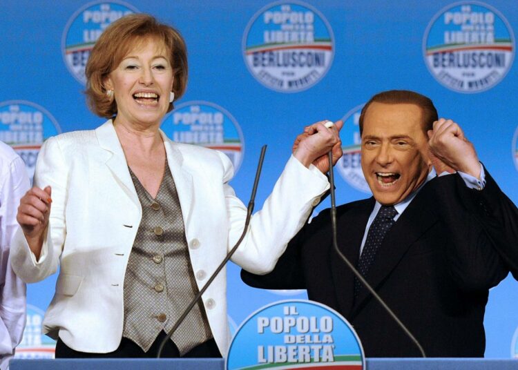 Pääministeri Silvio Berlusconi ja Milanon pormestarinpaikan menettänyt Letizia Moratti. Ilmeistä näkee, että kuva on otettu ennen vaaleja.