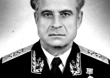 Kuuban kriisin tuntematon sankari sukellusveneupseeri Vasili Arhipov, joka esti ydintorpedon laukaisemisen 27. lokakuuta 1962. Hänet ylennettiin kontra-amiraaliksi 1977 ja  vara-amiraaliksi 1981. Arhipov kuoli 1999.