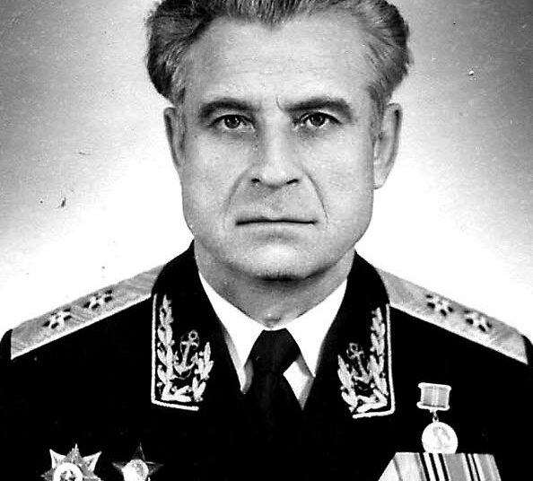 Kuuban kriisin tuntematon sankari sukellusveneupseeri Vasili Arhipov, joka esti ydintorpedon laukaisemisen 27. lokakuuta 1962. Hänet ylennettiin kontra-amiraaliksi 1977 ja  vara-amiraaliksi 1981. Arhipov kuoli 1999.
