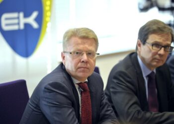 Elinkeinoministeri Jyri Häkämies (vas.) ja EK:n hallituksen puheenjohtaja Ole Johansson.