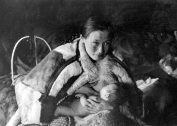 Ensimmäinen nenetsinkielinen elokuva kertoo nenetsien elämästä ja sosialismin tulosta tundralle. Kuvassa nenetsiäiti imettää poikaansa.