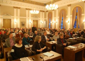 Jyväskylän kaupunginvaltuusto pääsi maanantaina ensimmäisen kerran kokoustamaan vasta peruskorjattuun kaupungintaloon.