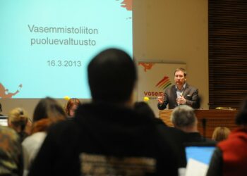 Paavo Arhinmäki puhui puoluevaltuuston kevätkokouksessa Helsingissä.