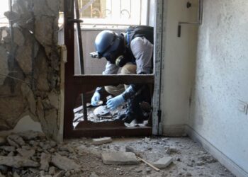 YK:n tutkija keräämässä näytteitä Ghoutassa Damaskoksen laitamilla elokuun lopussa.