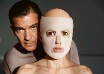 Pedro Almodovarin psykologisessa trillerissä Iho jossa elän kirurgi on kehittänyt keinotekoisen ihon, jonka voi siirtää ihmiselle. Kuvassa Antonio Banderas ja Elena Anaya.