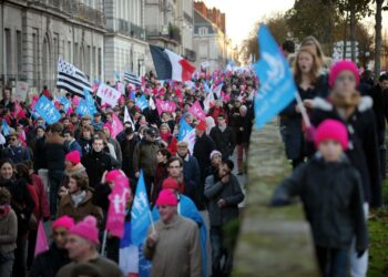 Homoavioliittojen vastustajien mielenosoitus Ranskan Nantesissa marraskuussa.