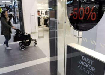 Tilastokeskuksen tuoreen kuluttajabarometrin mukaan kuluttajien luottamus Suomen talouteen on kasvanut.