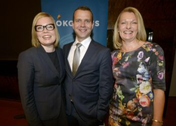 Sosiaali- ja terveysministerinä aloittava Helsingin apulaiskaupunginjohtaja Laura Räty (vas.), maa- ja metsätalousministeriksi valittu eduskuntaryhmän puheenjohtaja Petteri Orpo sekä eurooppa- ja ulkomaankauppaministerinä aloittava kansanedustaja Lenita Toivakka kokoomuksen eduskuntaryhmän ja puoluevaltuuston yhteiskokouksessa maanantaina.