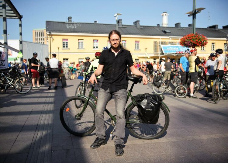 Pyöräliiton puheenjohtaja Otso Kivekäs Kriittisen pyöräretken yhteydessä vuonna 2013.