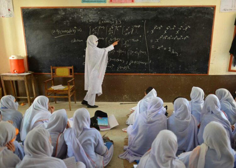 Tyttöjä koulussa Pakistanin Swatin laakson suurimmassa kaupungissa Mingorassa.