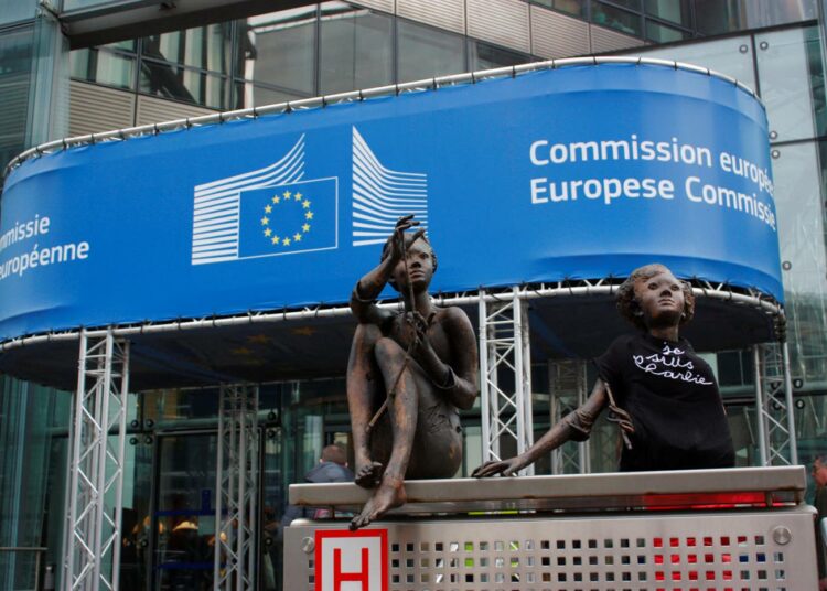 Komissio jättää EU-parlamentille keväällä ehdotukset investointisuojan osalta.
