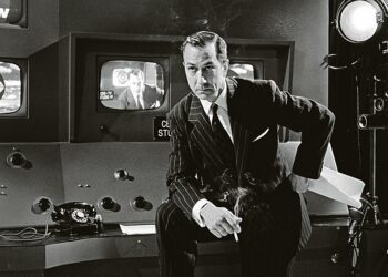Hyvää yötä ja onnea on tosipohjainen elokuva tv-toimittajien kamppailusta 1950-luvun poliittisia vainoja vastaan. Kuvassa David Strathairn.