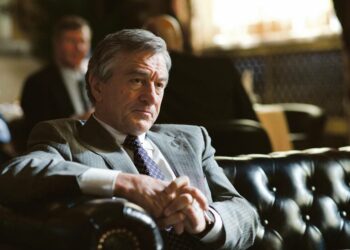 Hankaluudet alkavat, kun upporikas Carl Van Loon (Robert De Niro, kuvassa) palkkaa Eddien taloudelliseksi neuvonantajakseen.