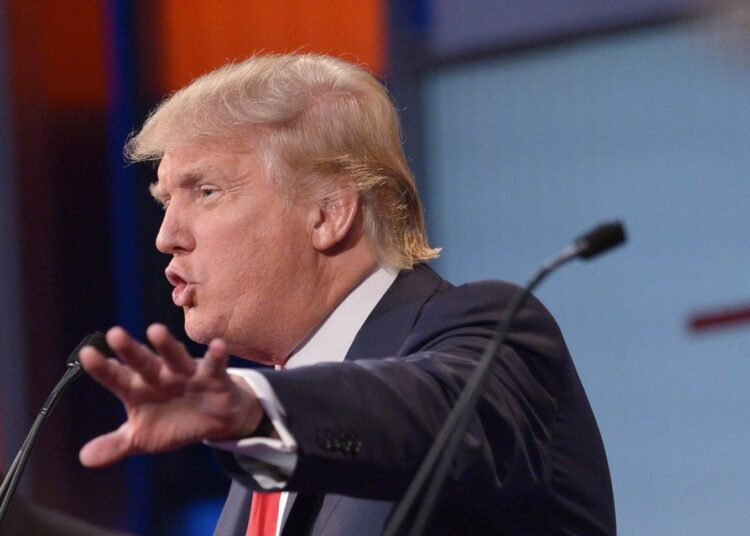 Yhdysvaltain presidentiksi haluava Donald Trump miettii, että tapellako, jos joku veisi häneltä mikrofonin.