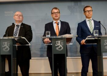 Oikeus- ja työministeri Jari Lindström, pääministeri Juha Sipilä ja valtiovarainministeri Alexander Stubb kertoivat maanantaina lomarahojen leikkaamisesta.