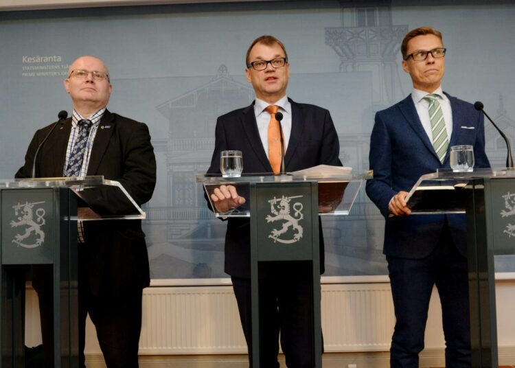 Oikeus- ja työministeri Jari Lindström, pääministeri Juha Sipilä ja valtiovarainministeri Alexander Stubb kertoivat maanantaina lomarahojen leikkaamisesta.