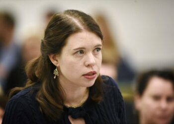 Anna Kontula tukkisi verovuotoa lähdeverolla.