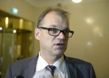Pääministeri Juha Sipilä on selittänyt sote-uudistusta tiedotusvälineille. Oppositio vaatii tietoa myös eduskunnalle.