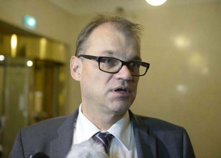 Pääministeri Juha Sipilä on selittänyt sote-uudistusta tiedotusvälineille. Oppositio vaatii tietoa myös eduskunnalle.