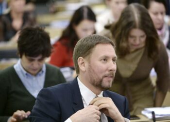 Vasemmistoliiton Paavo Arhinmäki allekirjoitti ensimmäisenä työllisyysvälikysymyksen. Takana oikealla puolueen ryhmäpuheenvuoron käyttänyt Anna Kontula.