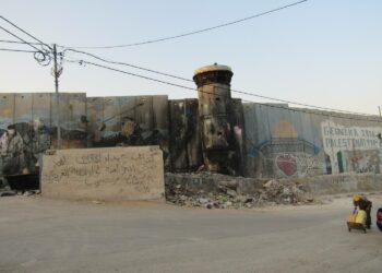 Länsirannalla Betlehemin pohjoispuolella sijaitseva Aidan palestiinalaisleiri rajoittuu Israelin pystyttämään ”turvamuuriin”, joka on kahdeksan metriä korkea.
