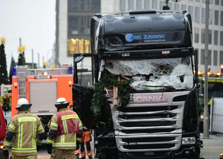 Poliisi jatkoi tiistai-aamuna edellisenä iltana väkijoukkoon syöksyneen rekan tutkimista.