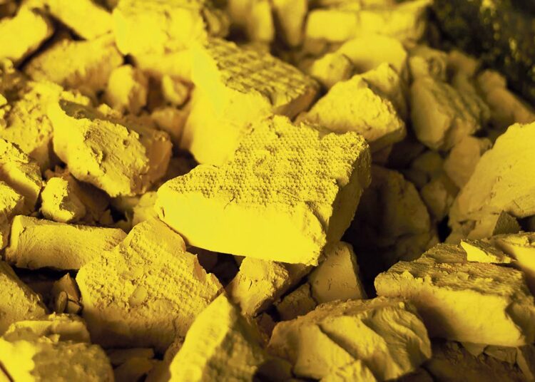 Triuraani oktaoksidia U3O8 eli niin sanottua yellow cake -tuotetta.