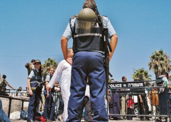 Israelilaispoliisit vartioivat tarkastuspisteellä Jerusalemin vanhankaupungin edustalla ja tarkistivat arabeilta näyttävien ihmisten henkilöllisyyspapereita.