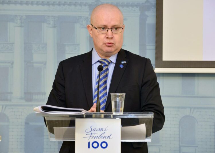 Työministeri Jari Lindström  työ- ja elinkeinoministeriön lyhyen aikavälin työmarkkinaennusteen julkaisutilaisuudessa keskiviikkona.