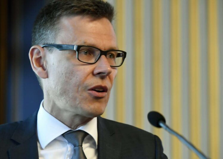 Valtiovarainministeriön ylijohtaja Mikko Spolander esitteli ministeriönsä tuoretta talouskatsausta keskiviikkona.