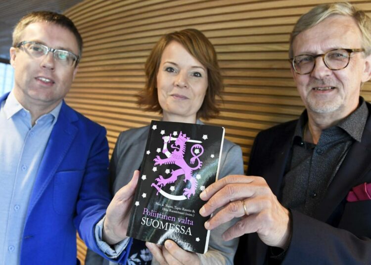 Tapio Raunio (vas.), Mari K. Niemi ja Ilkka Ruostesaari (oik.) Poliittinen valta Suomessa -kirjan julkistamistilaisuudessa