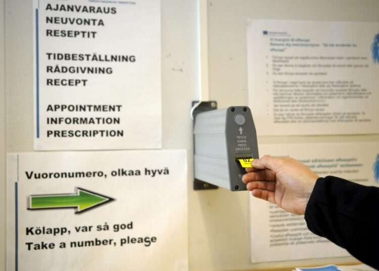 Vasemmistoliitolta on tulossa valtuustoaloitteita terveyskeskusmaksun poistamisesta eri puolilla Suomea.