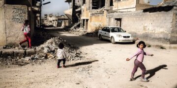 Lapsia leikkimässä kovia kokeneessa Kobanen kaupungissa Syyriassa.