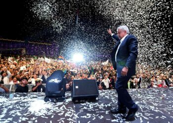 Vaalivoittaja Andrés Manuel López Obrador kannattajiensa tervehdittävänä sunnuntaina.